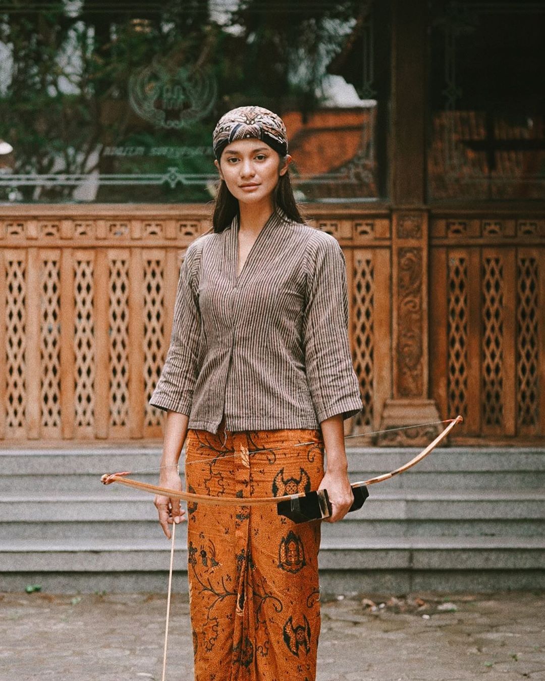 Pesona Artis Indonesia Memakai Batik di Berbagai 